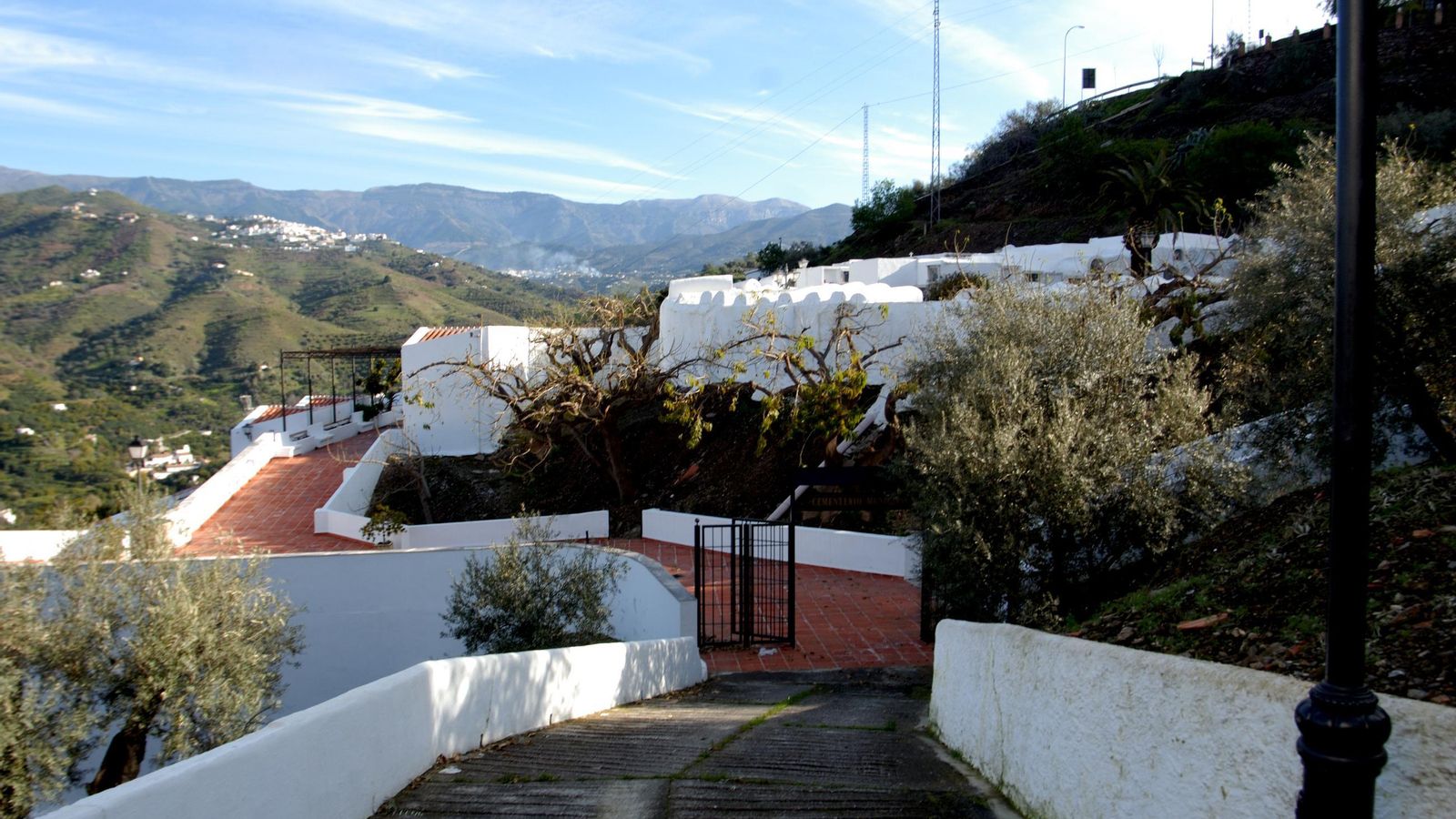 La entrada del cementerio redondo de Sayalonga.