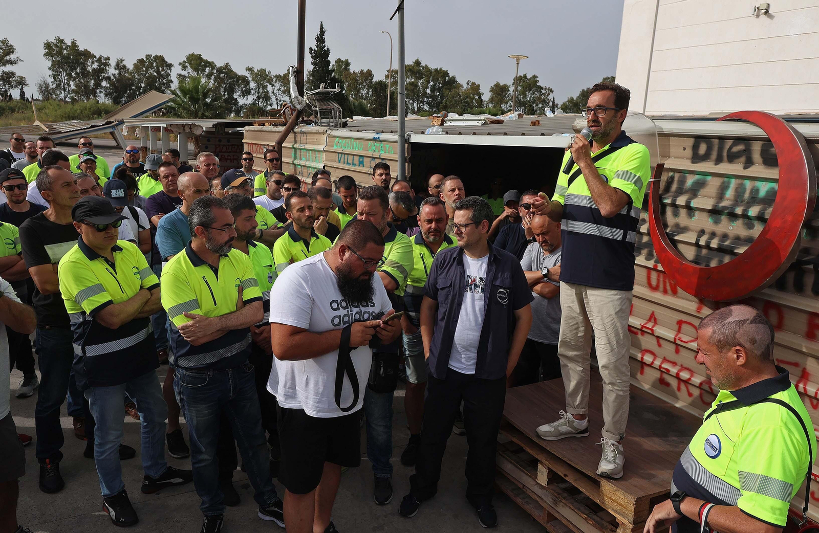 Imágenes de la asamblea de los huelguistas de Acerinox