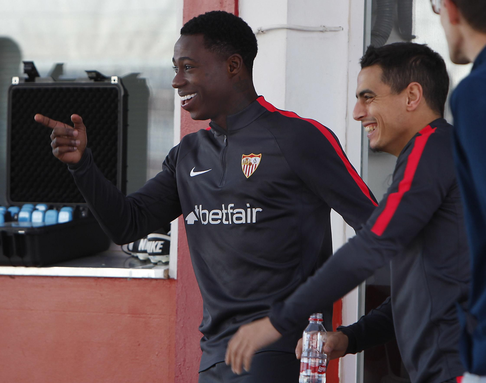 Quincy Promes y Ben Yedder bromean ante el gimnasio de la ciudad deportiva.