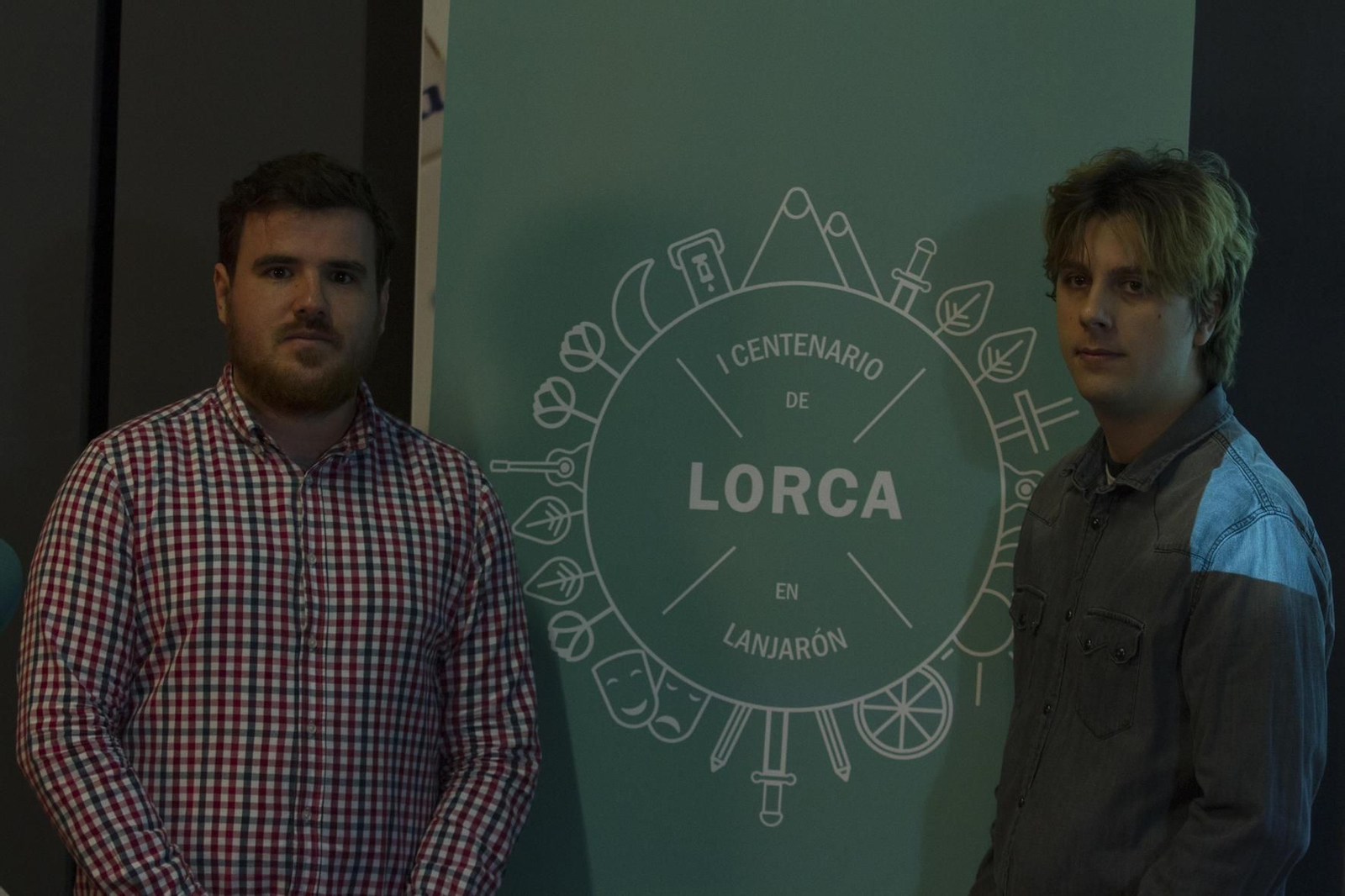 1. Logotipo original del I Centenario diseñado por alumnos de la Escuela de Arte de Granada. 2. Martín Hernández y Manuel Padilla, autores del logo. 3. Foto de familia de la presentación de ayer. 4. Hotel España. 5. El poeta en la Alpujarra. 6. Fuente de Lanjarón con un poema de Federico escrito. 7. Concierto de música lorquiana. 8. Federico García Lorca junto a vecinos de Lanjarón.