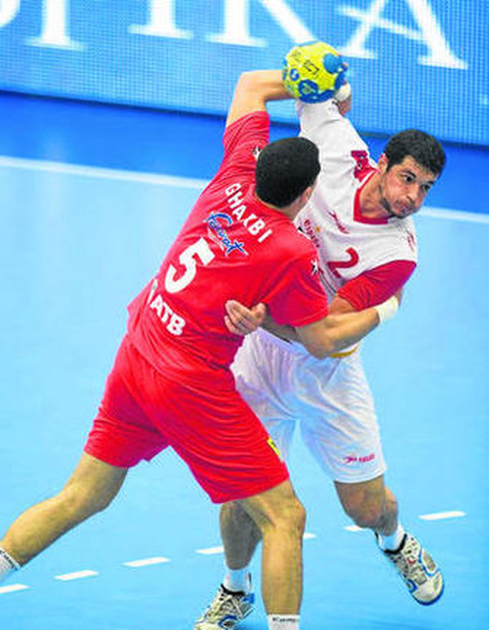 El tunecino Gharbi intenta frenar a Alberto Entrerríos.