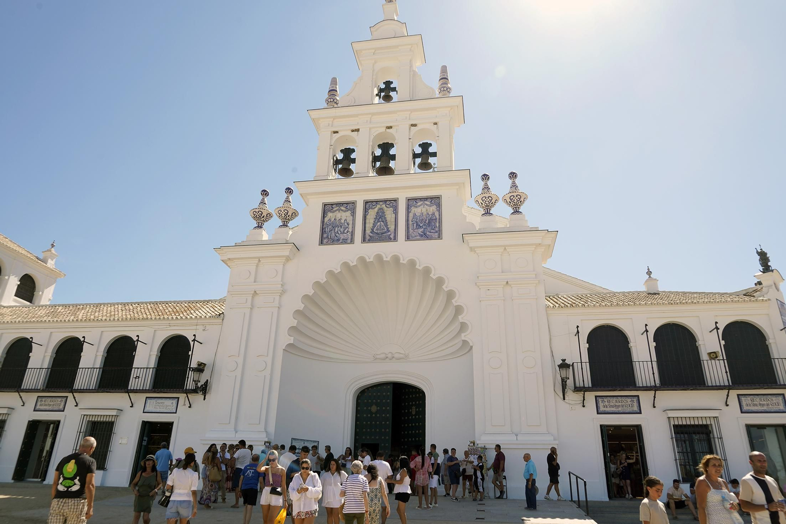 Imágenes del ambiente en la aldea durante el domingo de Rocío Chico