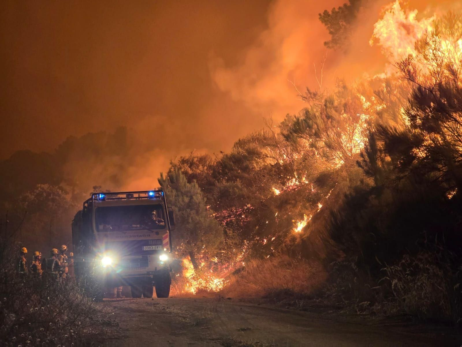 Un camión de bomberos muy cerca del frente del incendio de Cinco Villas, en Ávila.