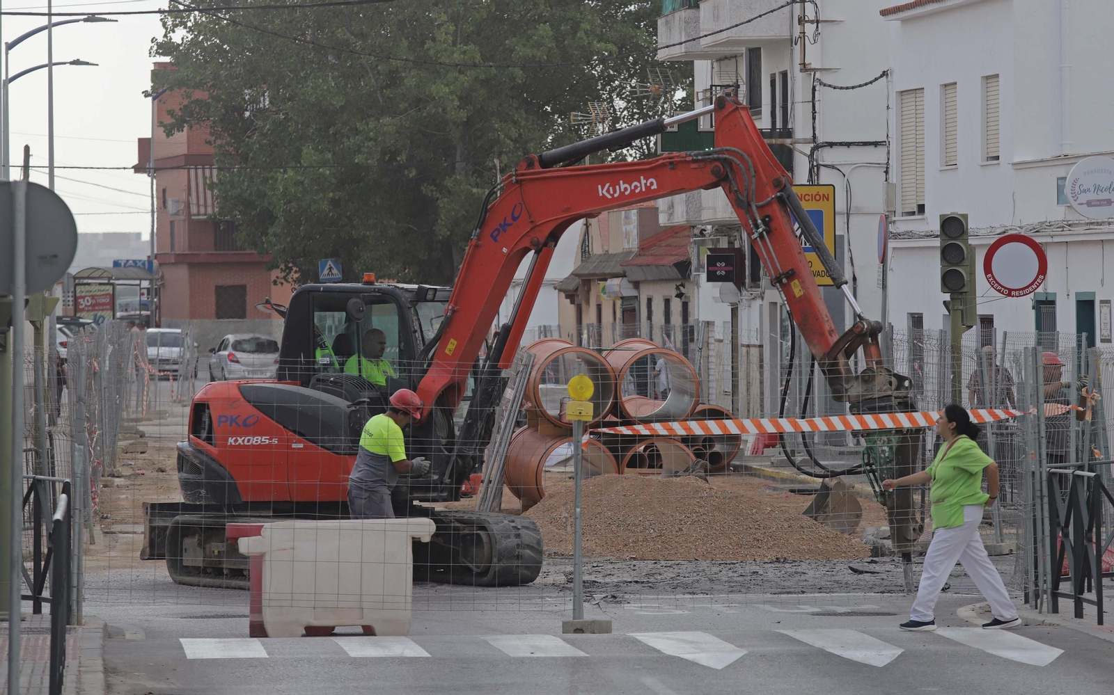 Fotos de las obras de renovación de infraestructuras hidráulicas en la avenida Diputación de Algeciras