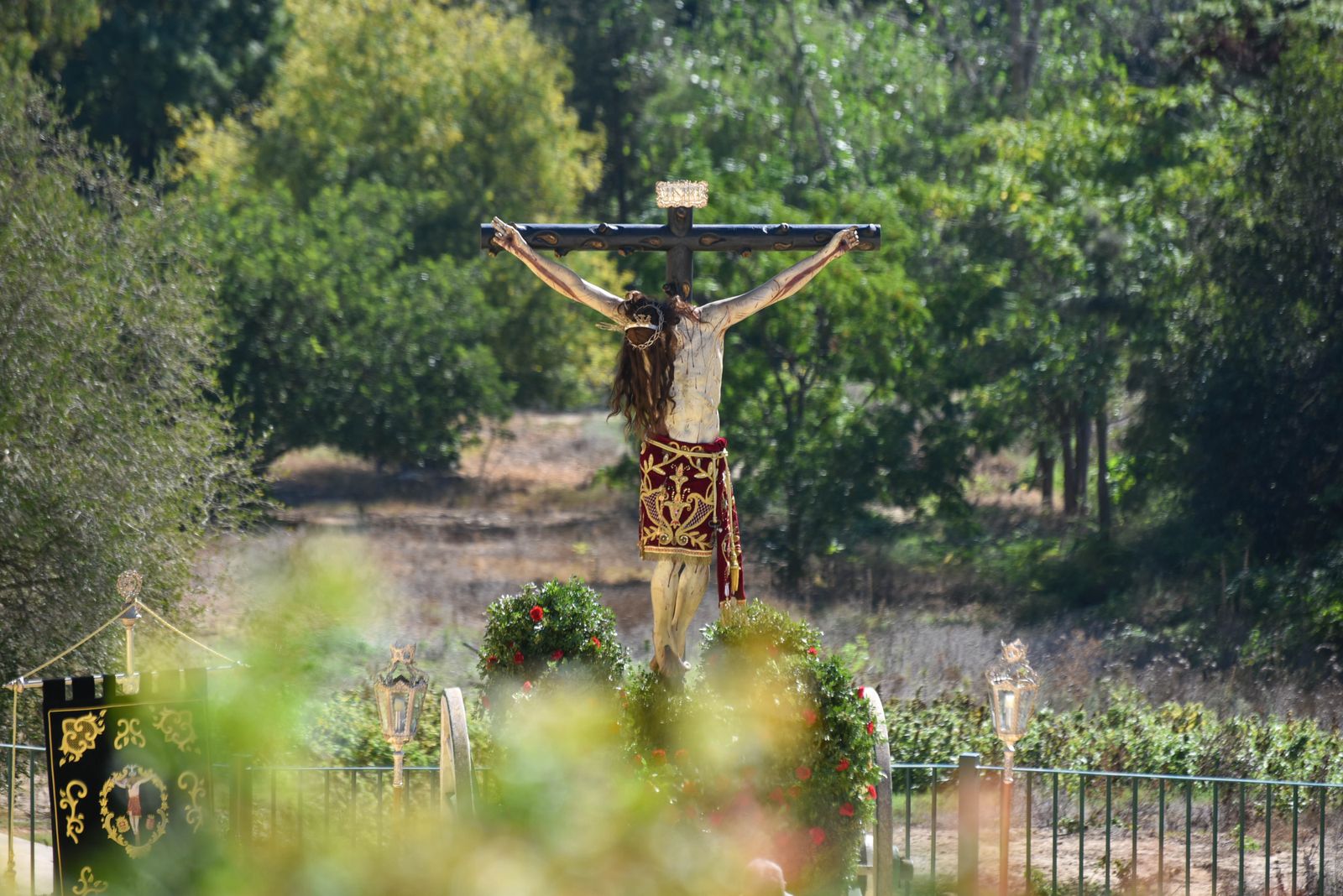 La procesión del Cristo de la Almoraima, en imágenes
