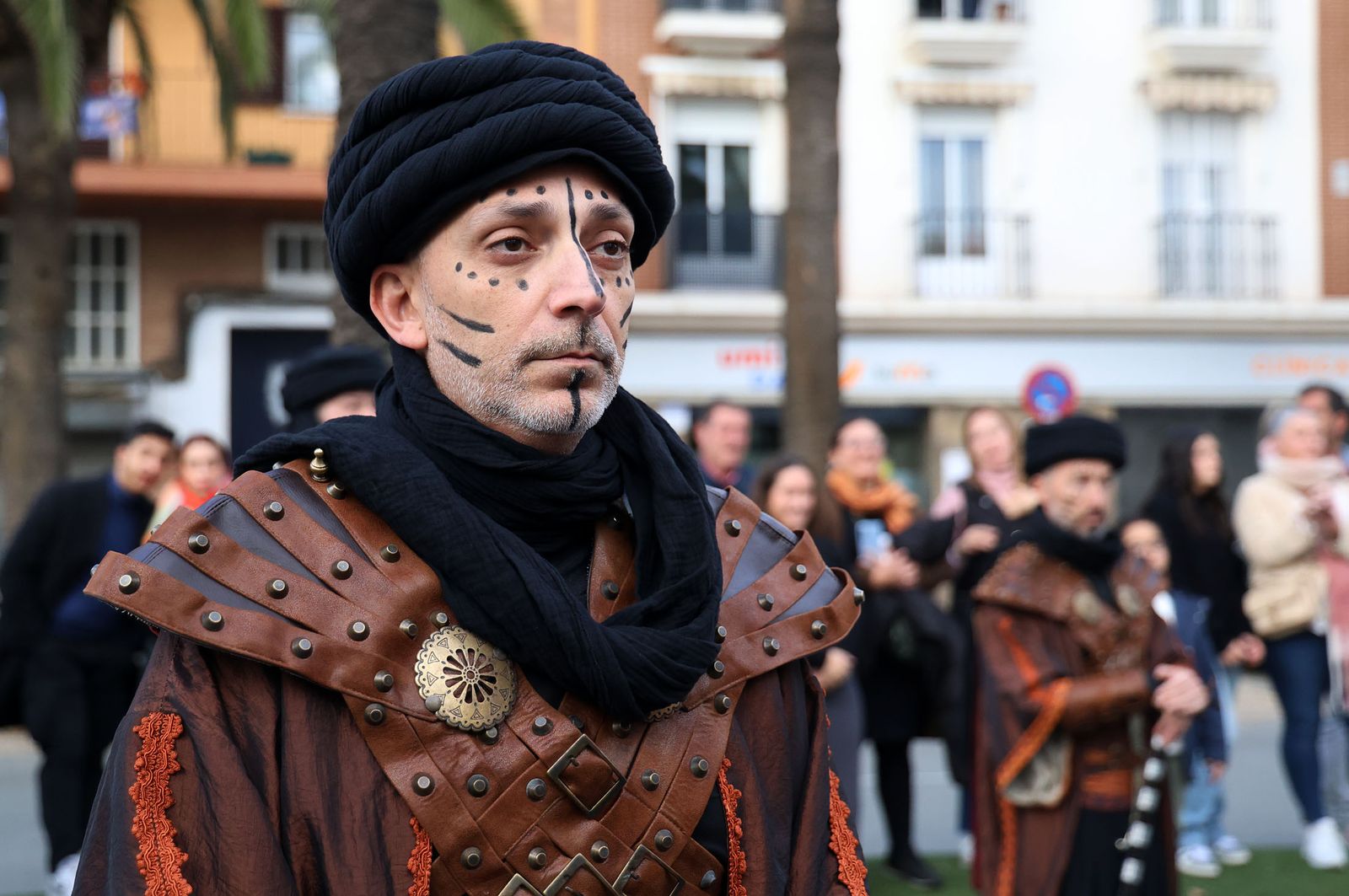 Imágenes del Heraldo Real anunciando la llegada de los Reyes Magos a Huelva