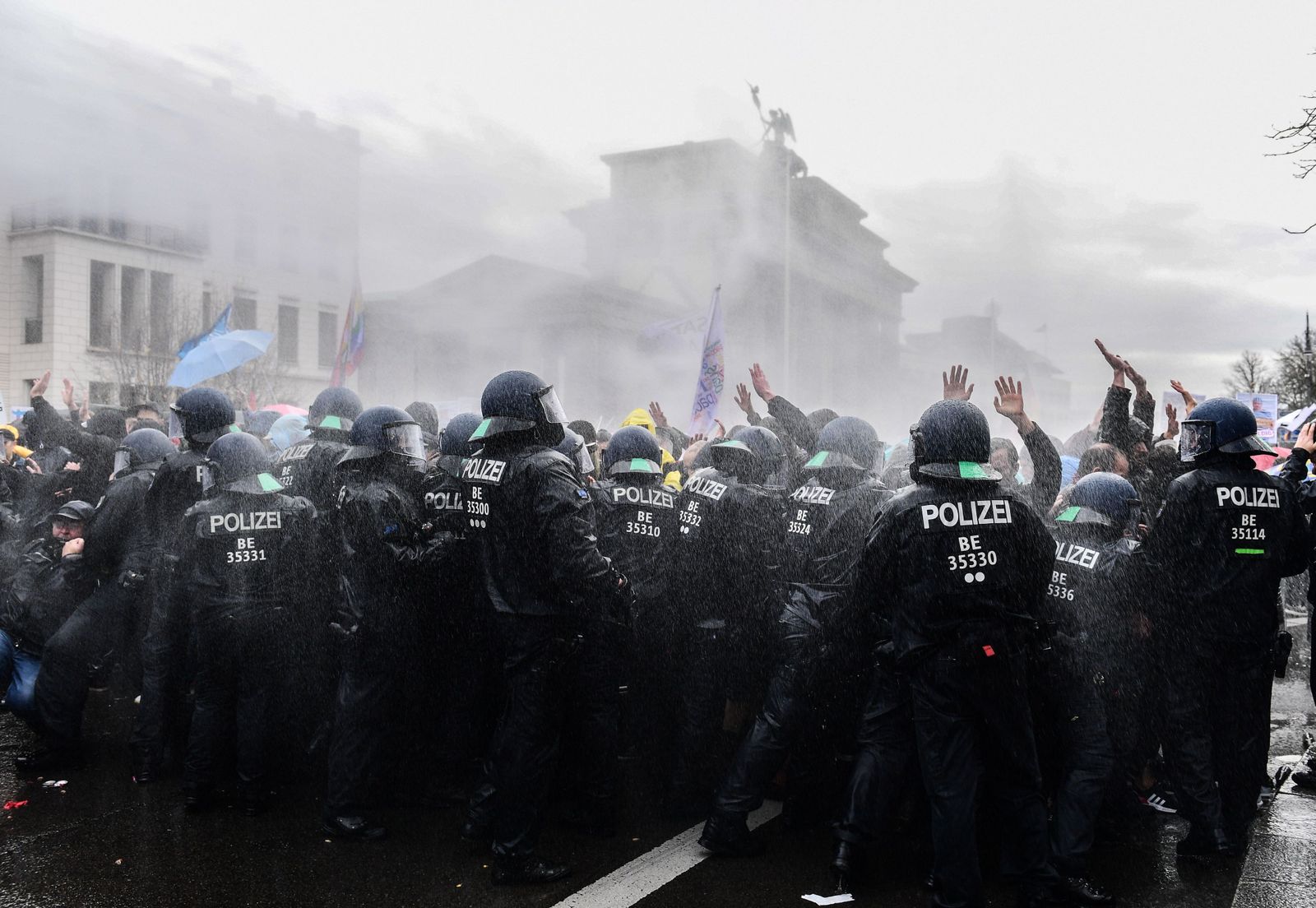 La policía alemana carga contra una protesta violenta por las restricciones por el coronavirus