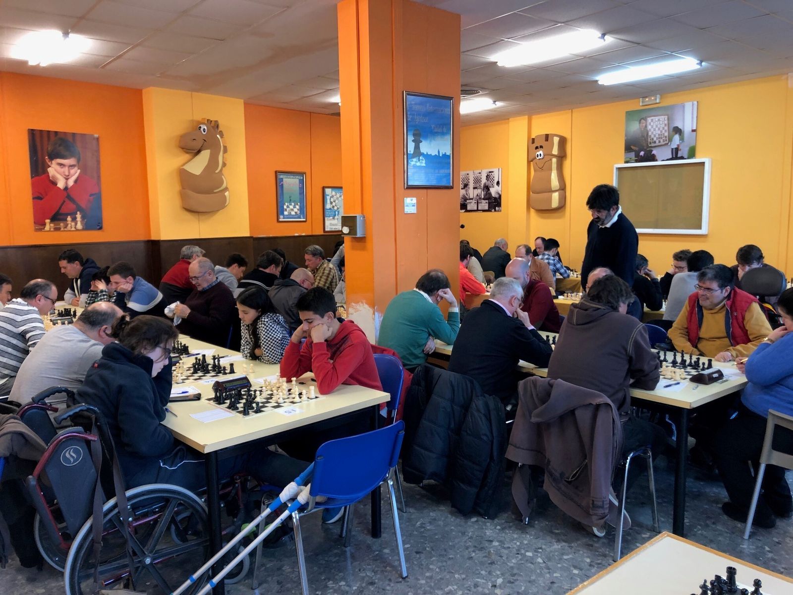 Una ronda de partidas en la Casa del ajedrez de Dos Hermanas.