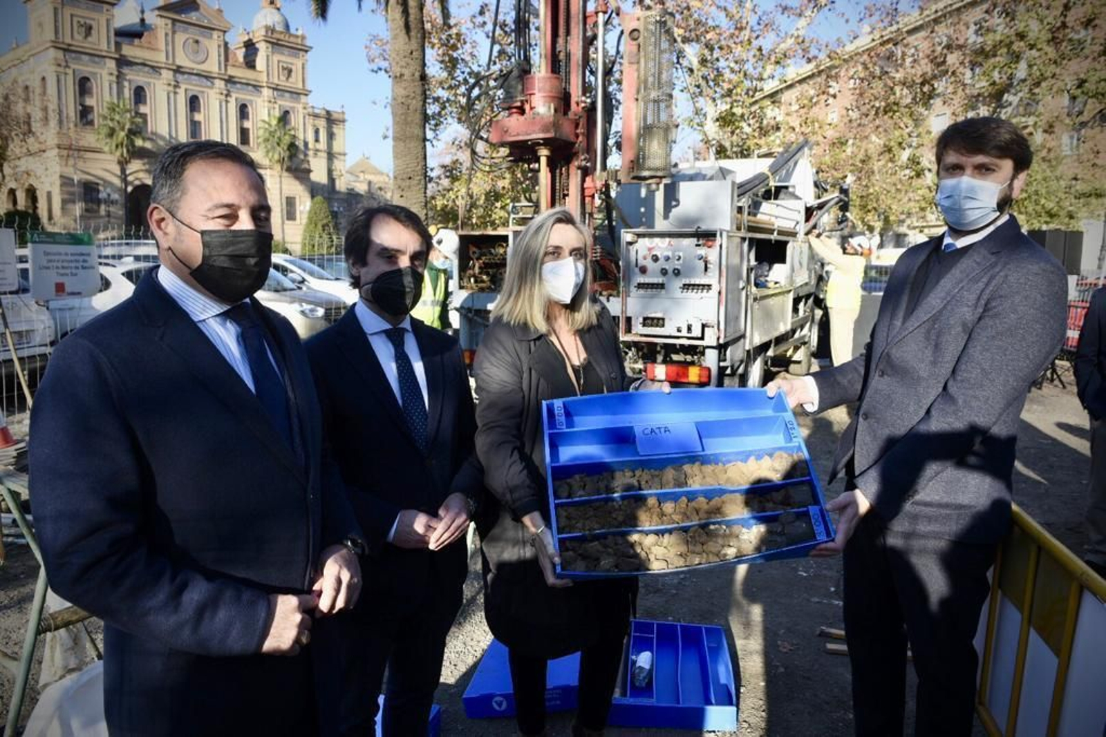 La consejera Marifrán Carazo y el jefe Pablo Martí (UTE Typsa-Subterra) con trozos del subsuelo del tramo Sur de la línea 3 del Metro, junto al Delegado Ricardo Sánchez y al viceconsejero Mario Muñoz-Atanet.