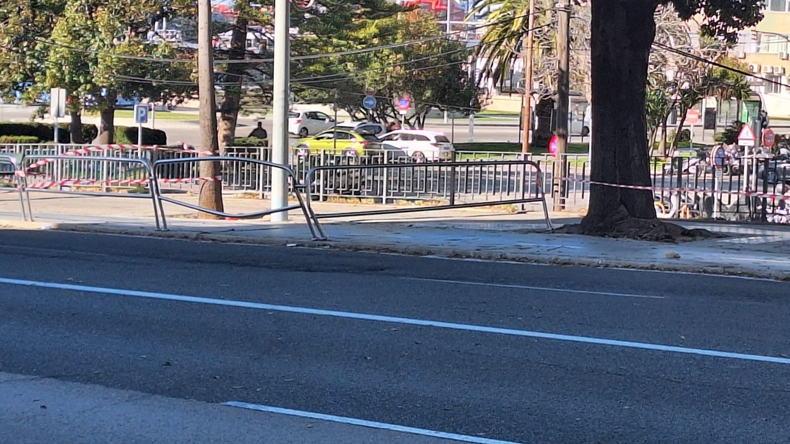 La barrera protectora del carril bici de la Cuesta de las Calesas quedó seriamente dañada