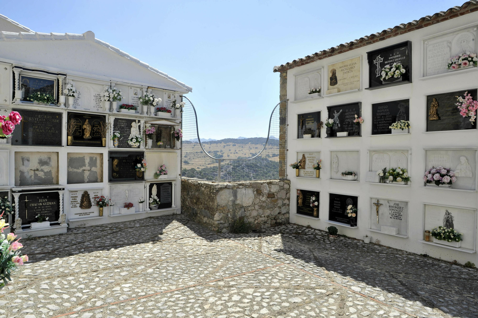 Imágenes del cementerio de Villaluenga