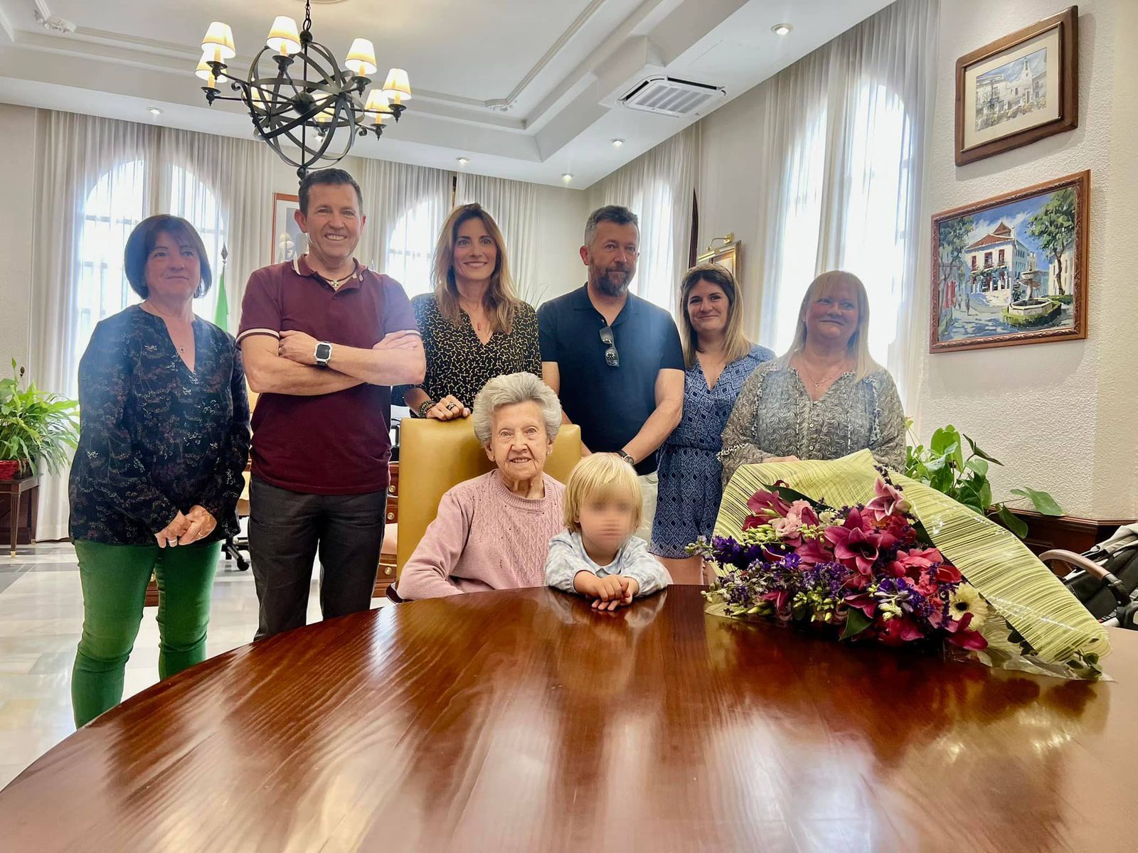 La visita de Josefa Alarcón y su familia al Ayuntamiento de Mijas con motivo de su centenario.