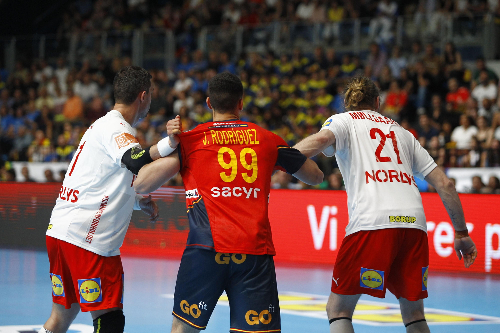 Imágenes del España-Dinamarca de la EHF Euro Cup de balonmano, en Almería