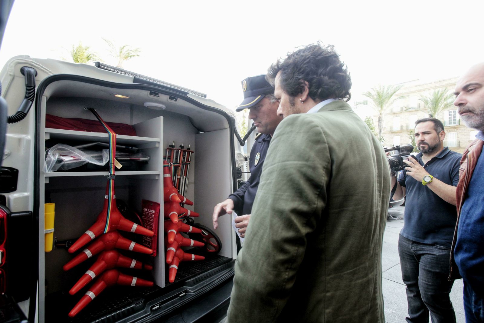 El alcalde recibe las explicaciones por parte del superintendente de la Policía Local.