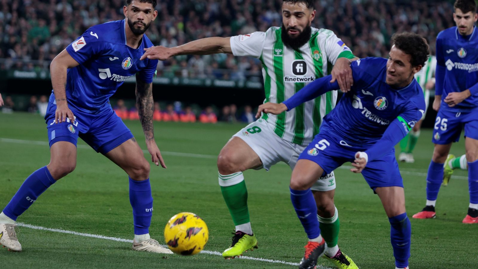 Fekir trata de llegar al balón ante Luis Milla