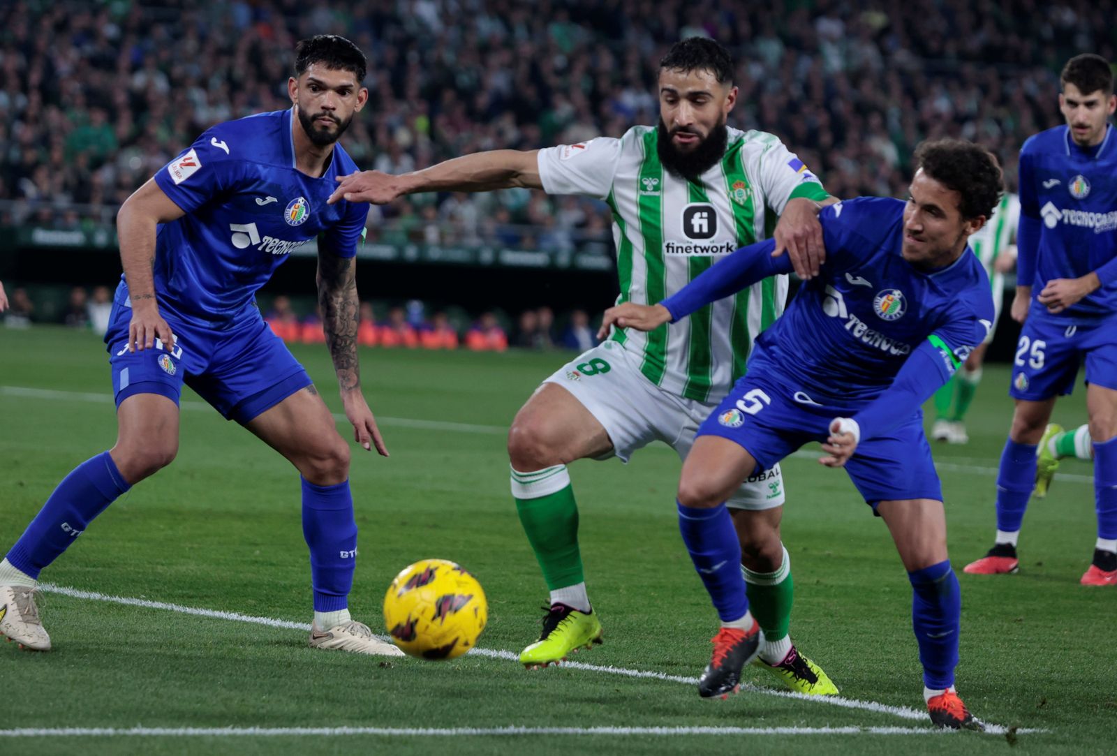 Fekir trata de llegar al balón ante Luis Milla