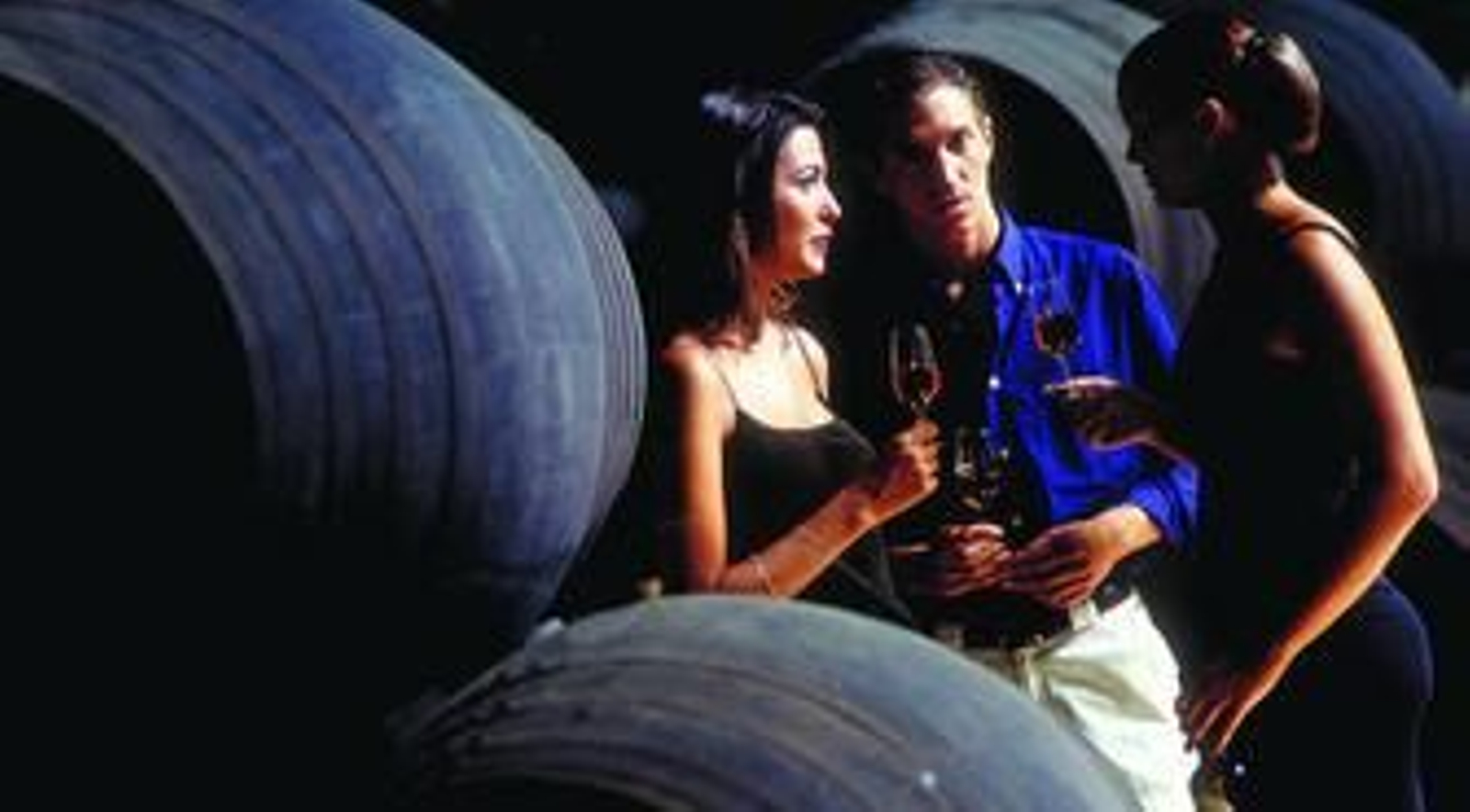 Jóvenes disfrutan de una copa de vino en el entorno incomparable de una bodega del Marco.