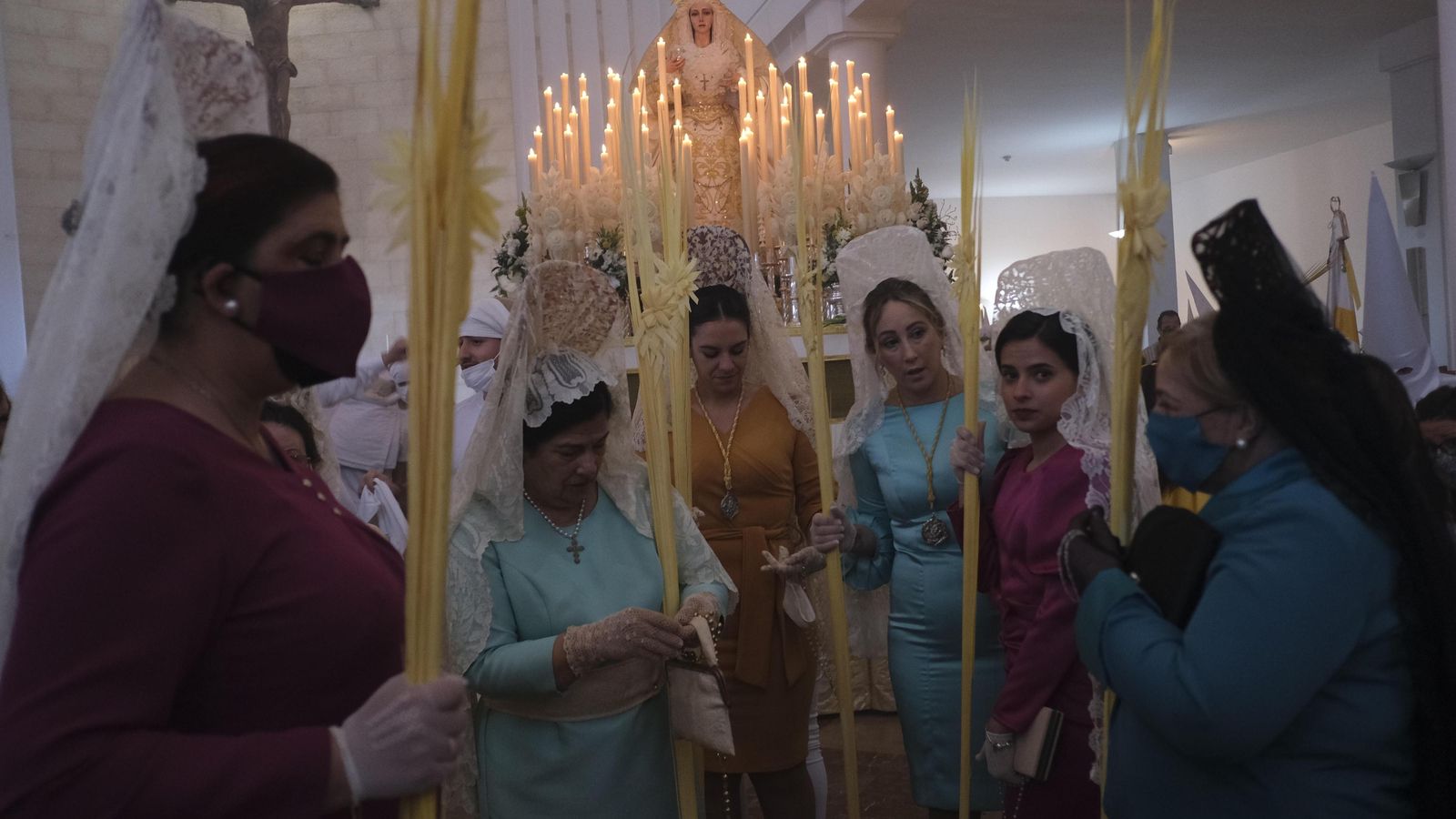 Mantillas junto a la Virgen de la Paloma.