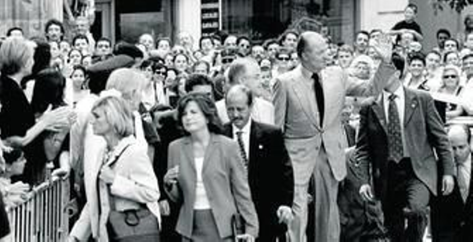 Su Majestad el Rey  Don Juan Carlos saluda a los algecireños concentrados en la plaza Alta rodeado de personalidades y miembros de su escolta personal en junio de 2000.