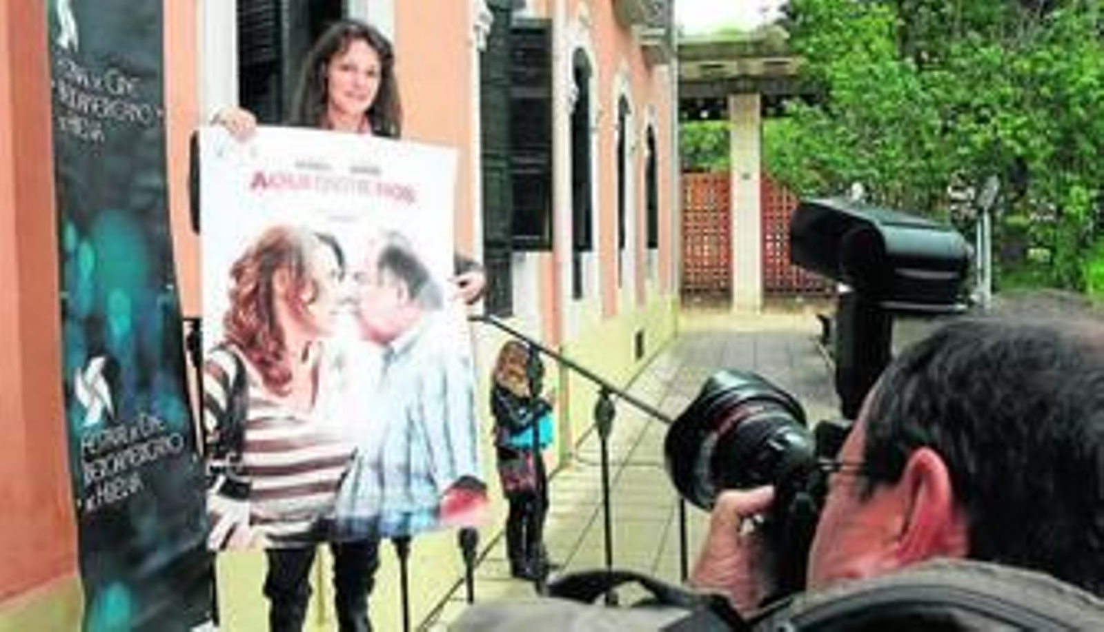 Patricia Martínez de Velasco, ayer en los jardines de la Casa Colón con el cartel de la cinta que presenta.