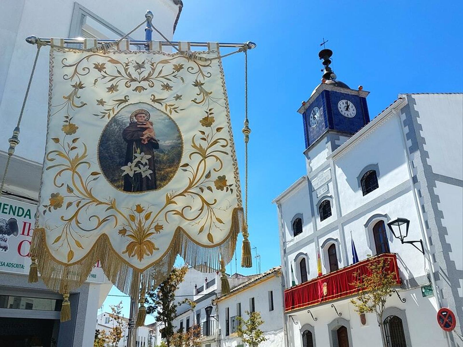 San Antonio, ante el Ayuntamiento de Cardeña.