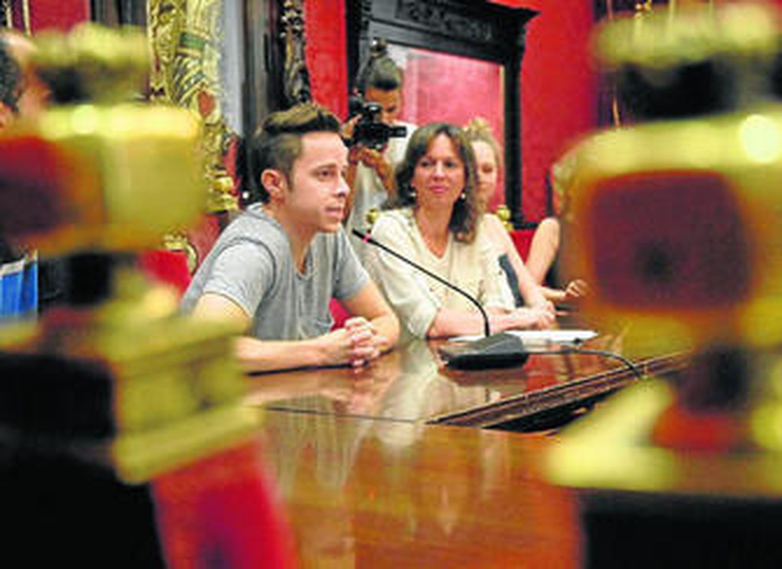 El cantante canadiense junto a la concejal de Turismo hablando de las localizaciones de su vídeoclip.