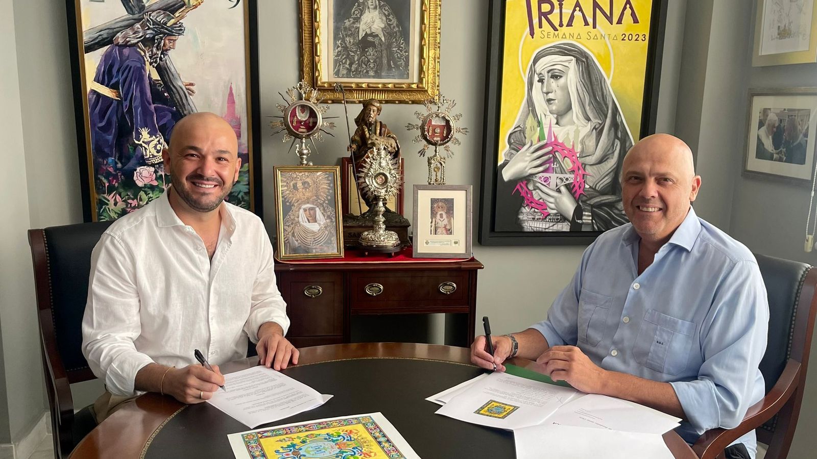 Firma del contrato entre el hermano mayor y José Luis Expósito
