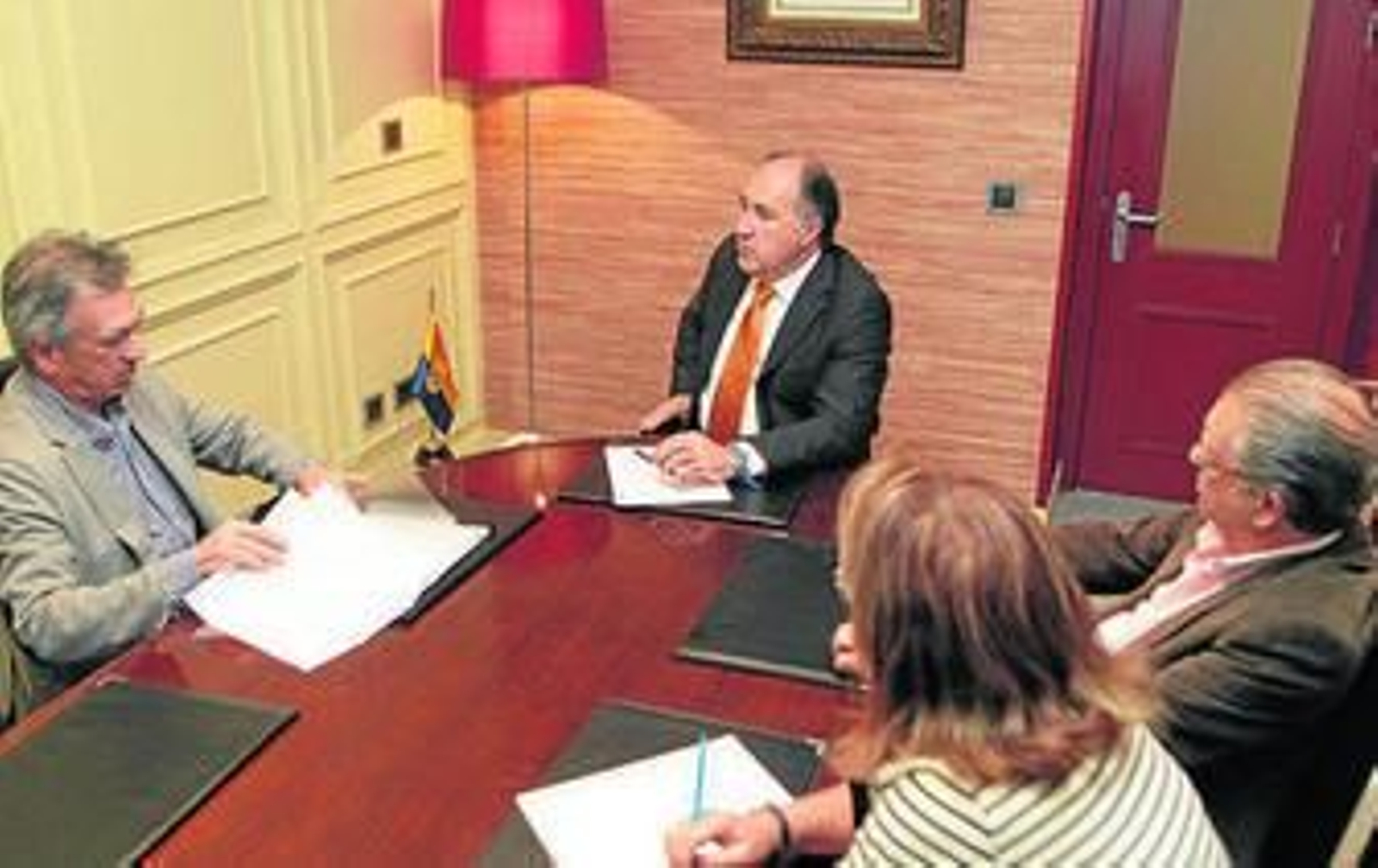 Un momento del encuentro con Landauce, ayer.