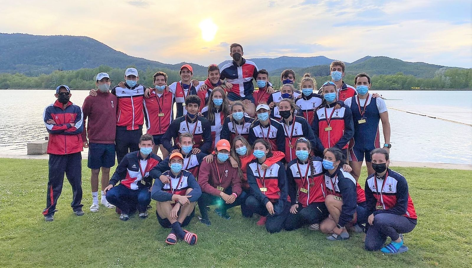 Los miembros del Labradores celebran el triunfo en el lago de Bañolas.