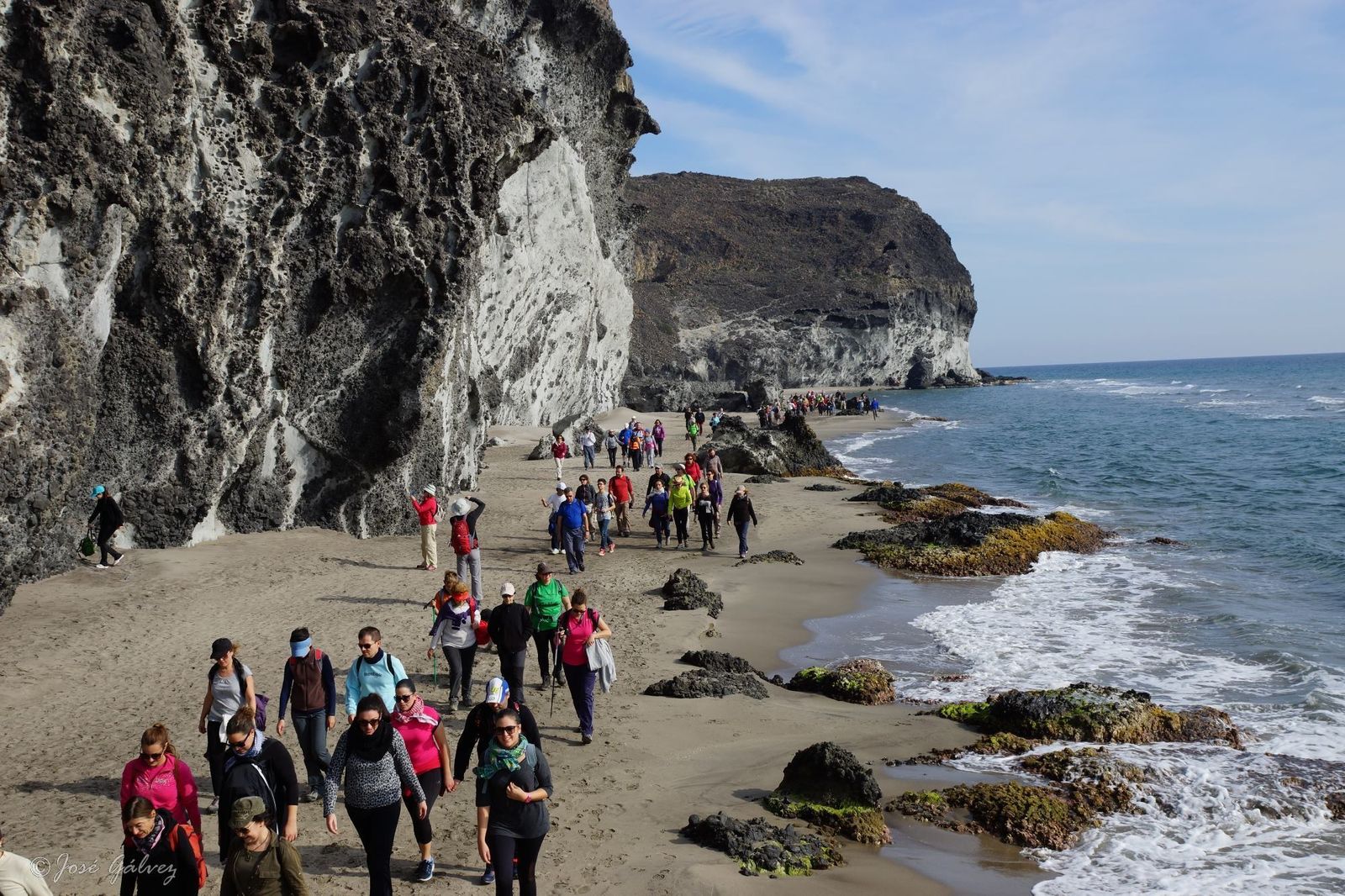 Un grupo de senderistas por una de las playas del Parque Natural de Cabo de Gata-Níjar.