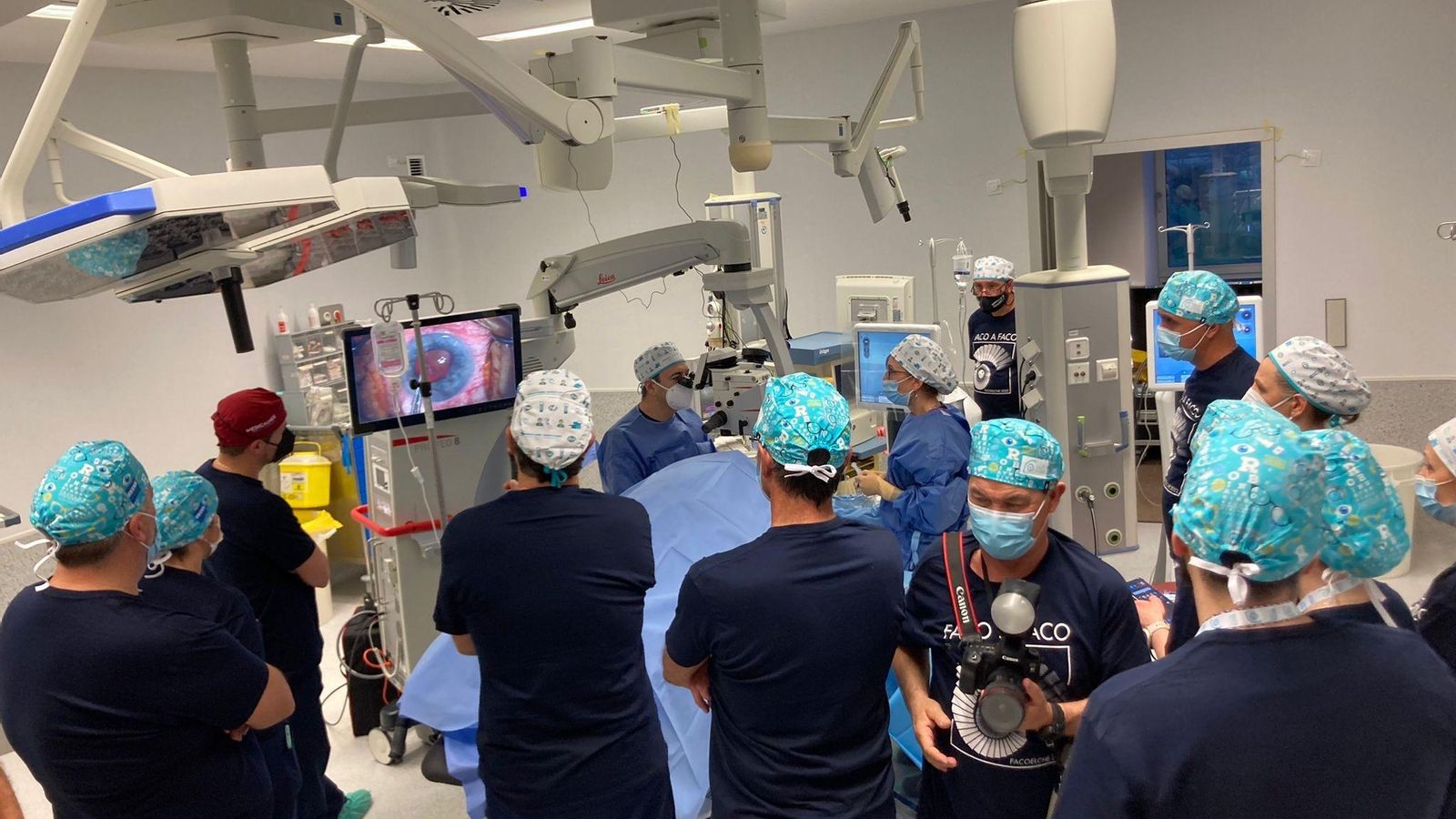 El doctor Joaquín Fernández durante una intervención quirúrgica