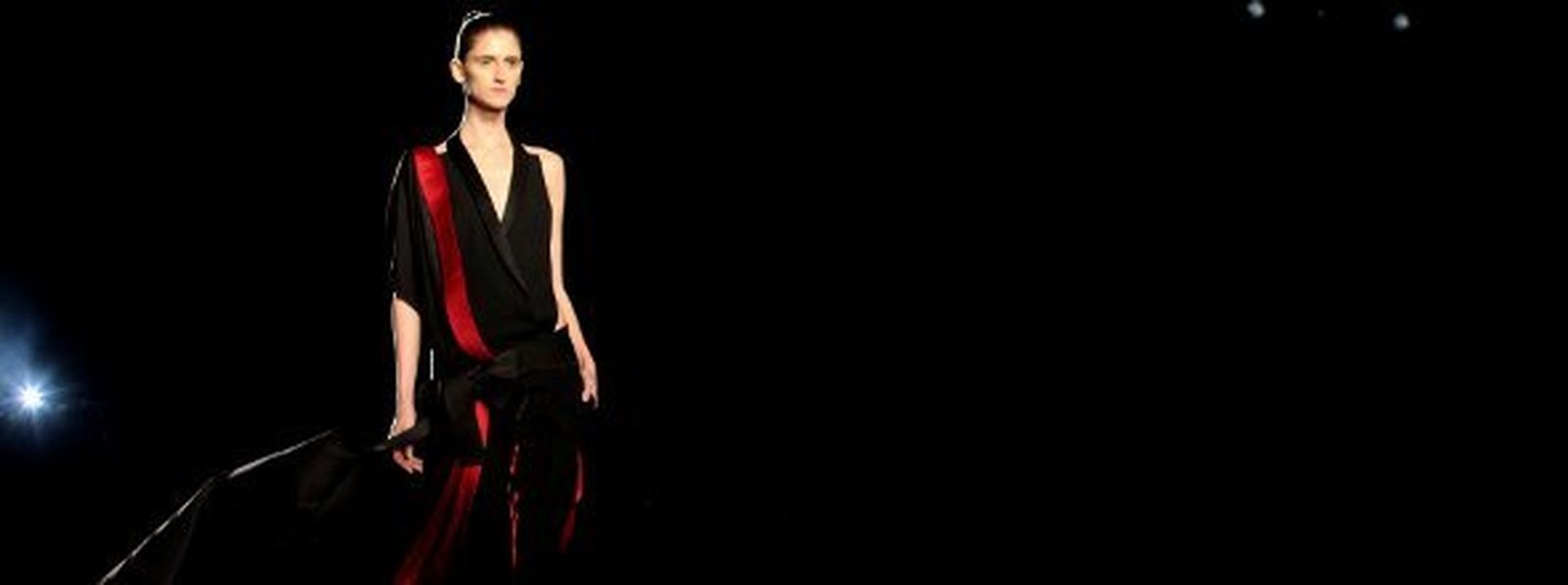 Una modelo luce una creación de Haider Ackerman durante el desfile inaugural de Colombia Moda  2013.  EFE/Luis Eduardo Noriega.