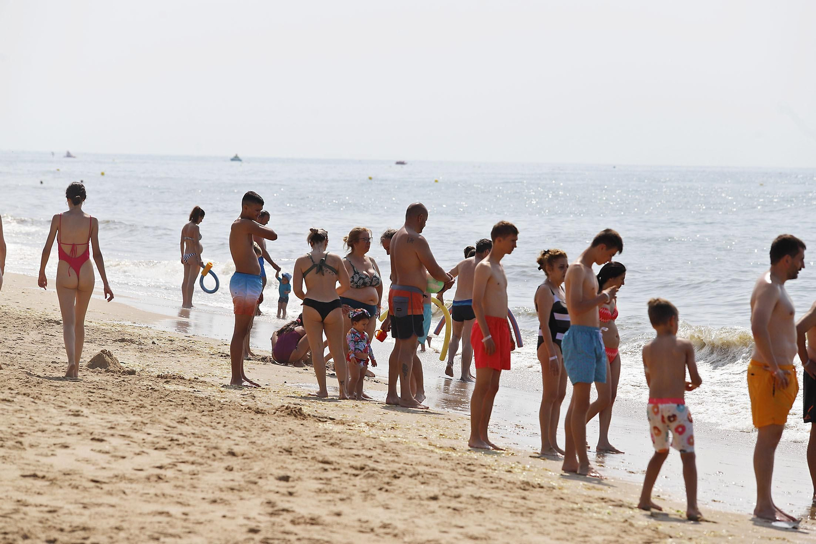 Imágenes del ambiente en las playas de Huelva en el 1 de julio