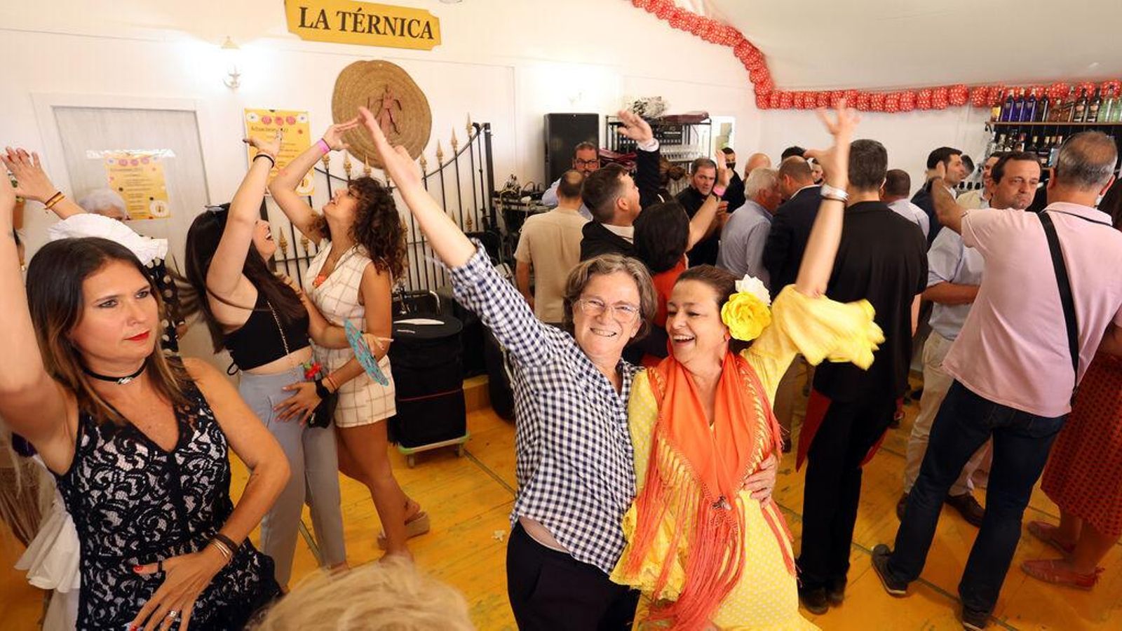 Disfrutando de la Feria de Jerez bailando por sevillanas. Disfrutando de la Feria de Jerez bailando por sevillanas.