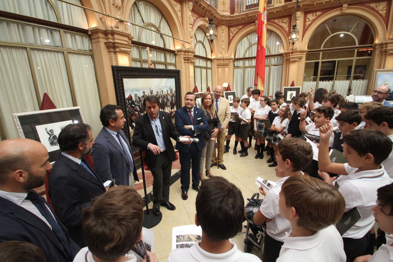 Ferrer-Dalmau, junto a Ricardo Suárez, explica su cuadro 'La Degollá' a alumnos del CEU San Pablo.