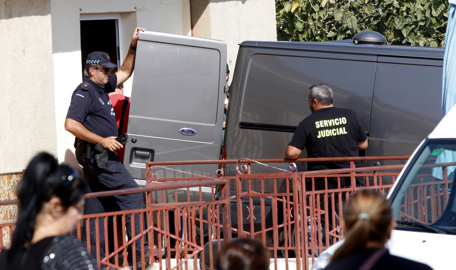 Agentes de la Policiía Local y la Guardia Civil trasladan los cadáveres del crimen de ayer en Cuevas del Almanzora.
