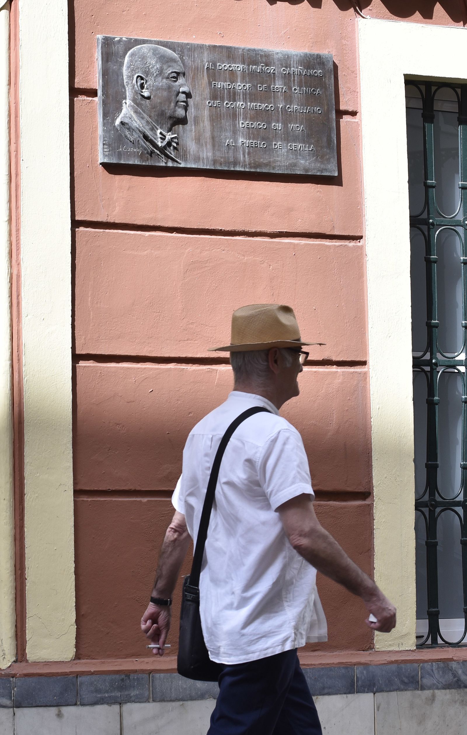 Placa junto a la consulta donde hace 18 años asesinaron al doctor Muñoz-Cariñanos.