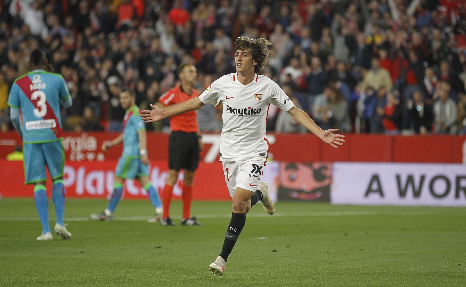 Bryan Gil celebra su gran gol al Rayo Vallecano.