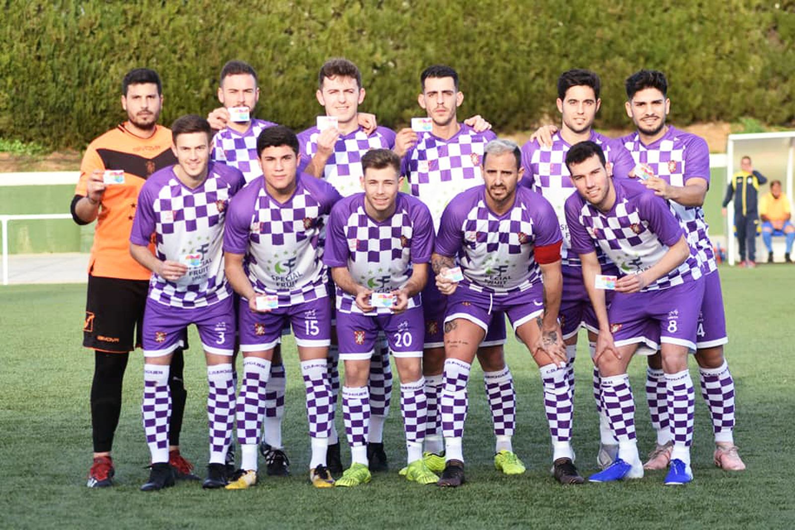 El Moguer, con su segunda equipación, posa antes del inicio de un partido de la presente temporada.