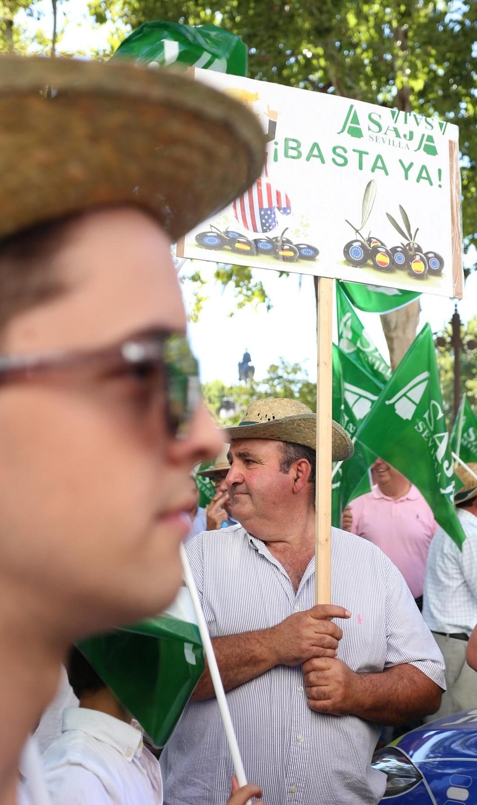 Manifestación en Sevilla en defensa de la aceituna negra
