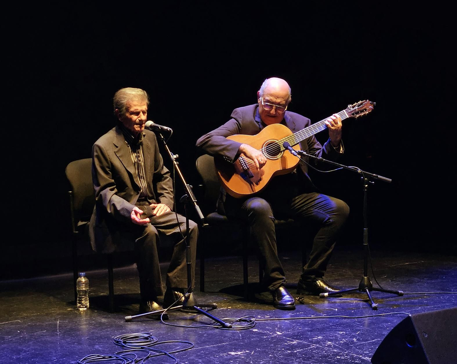 El maestro José Sorroche acompañado por Niño de las Cuevas a la guitarra.