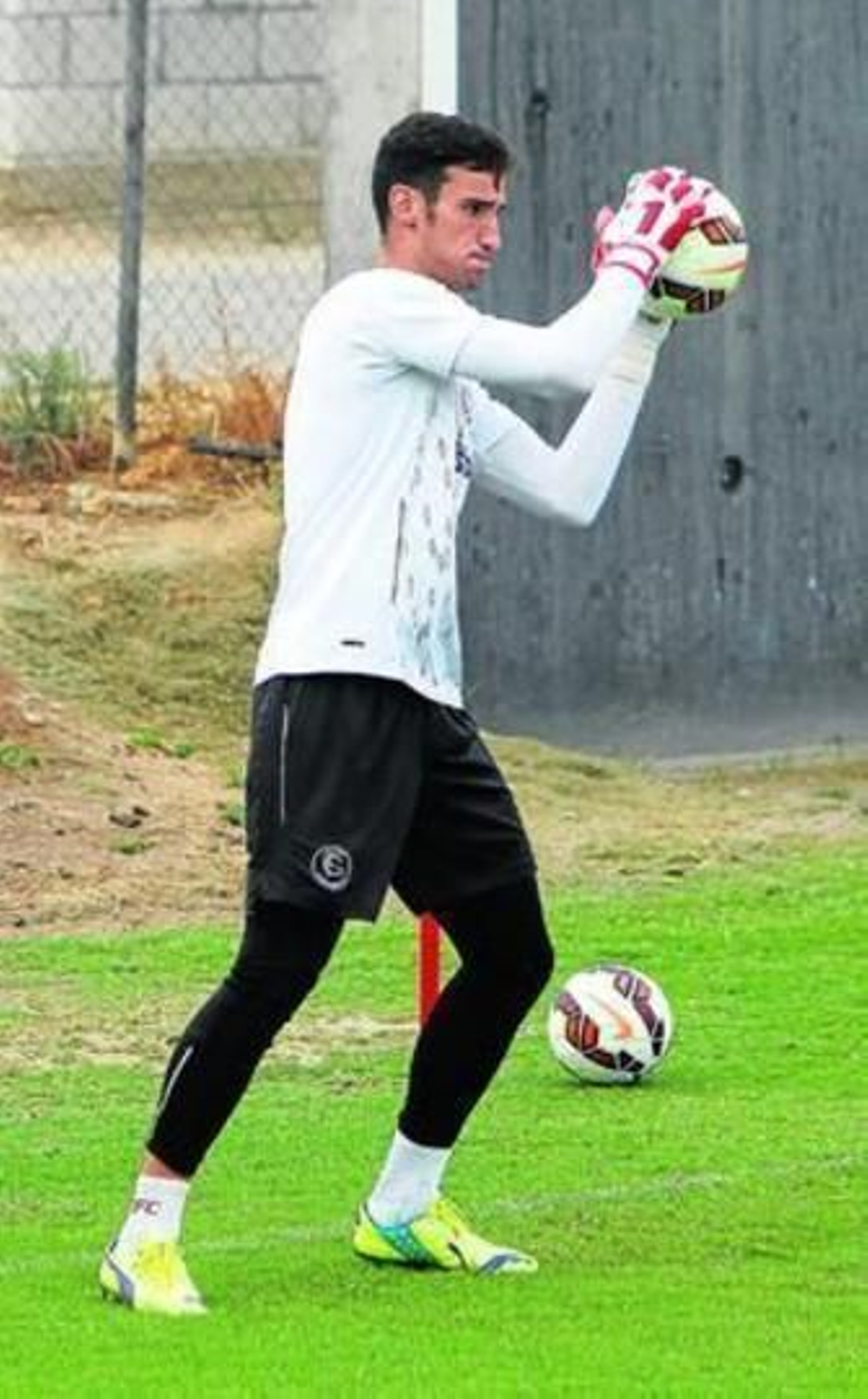Sergio Rico bloca un balón durante la sesión de entrenamientos del Sevilla en la mañana de ayer.