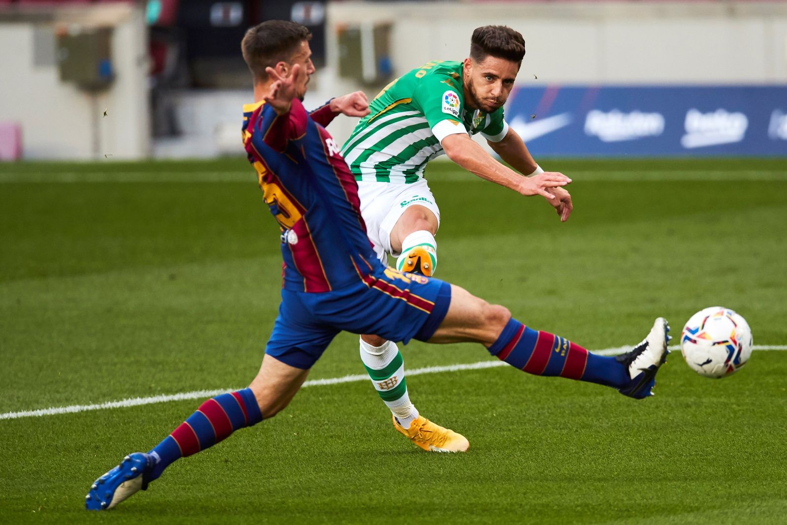 Álex Moreno dispara ante la oposición de Lenglet.