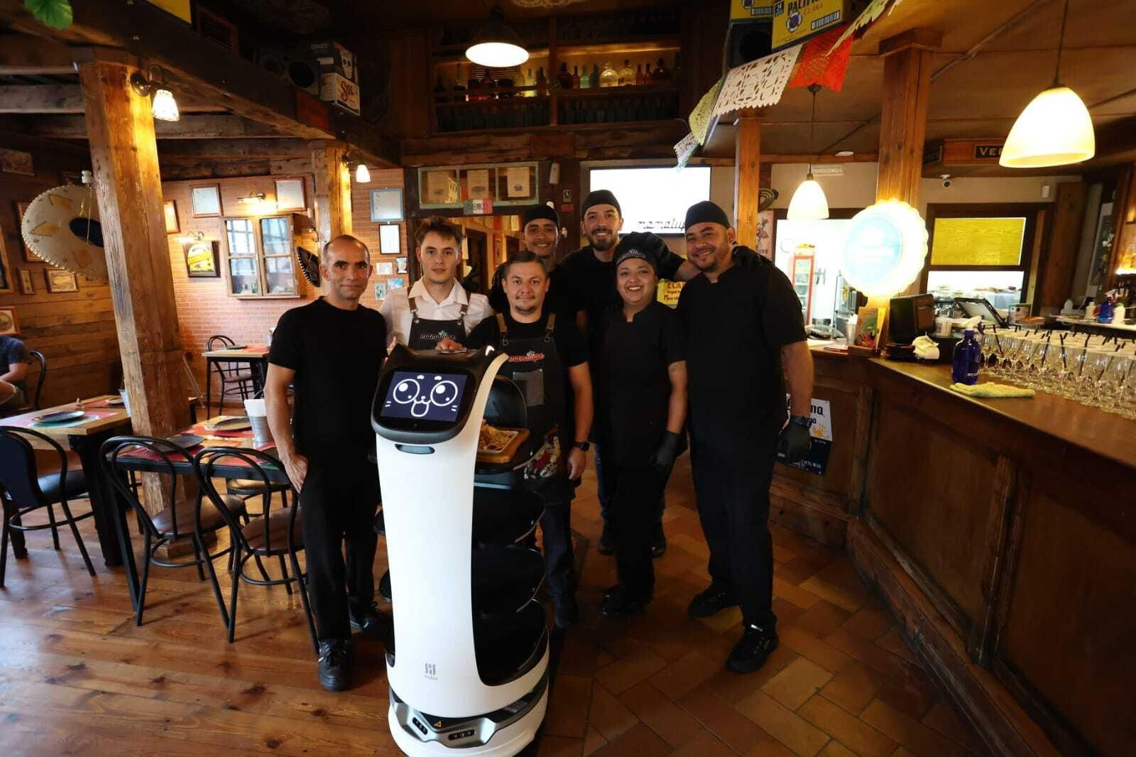 BellaBot, el primer robot camarero de Jerez, con trabajadores de 'Mamalupe'.