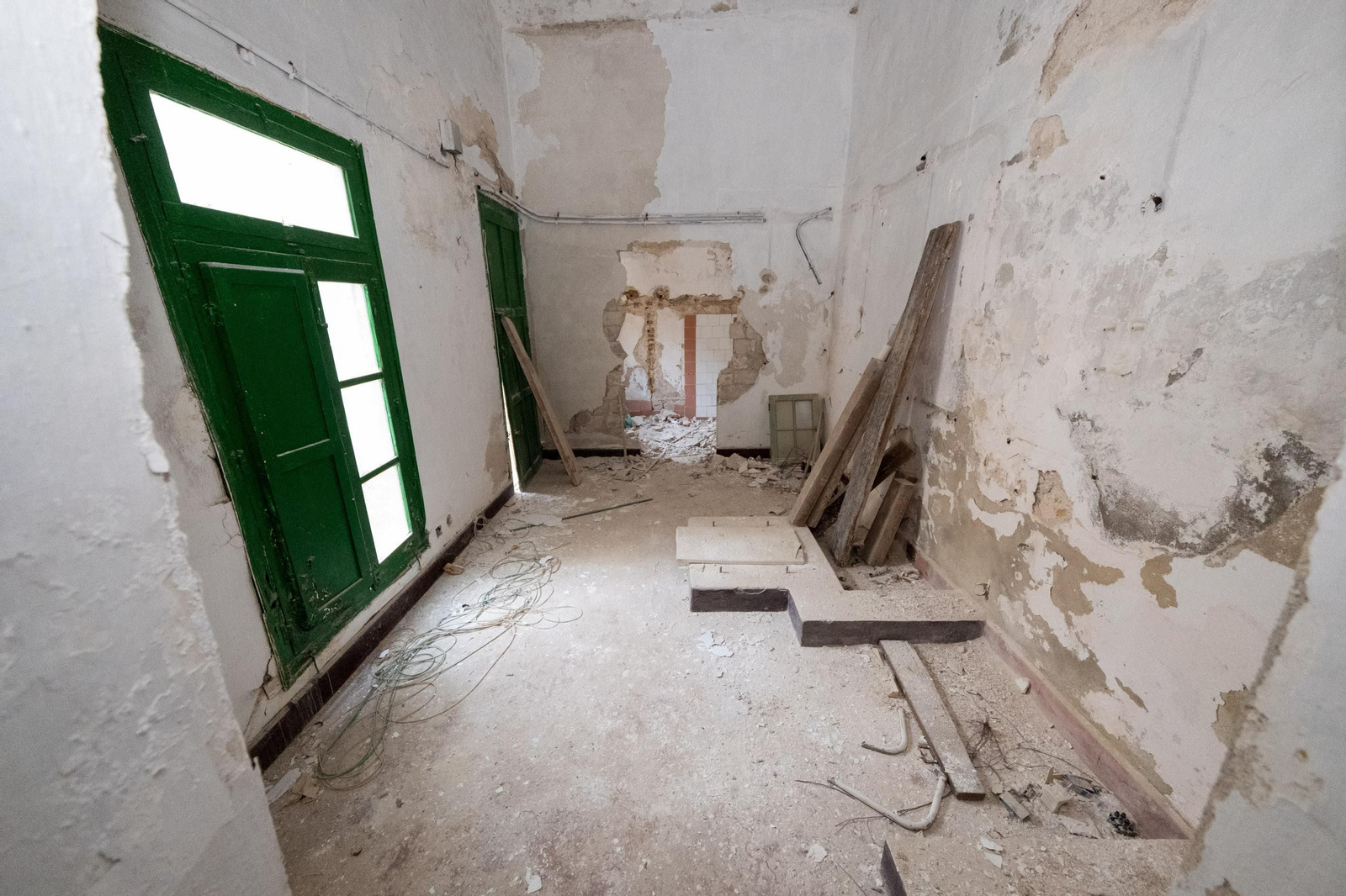 Las imágenes del abandono de las bóvedas de la muralla de Cádiz