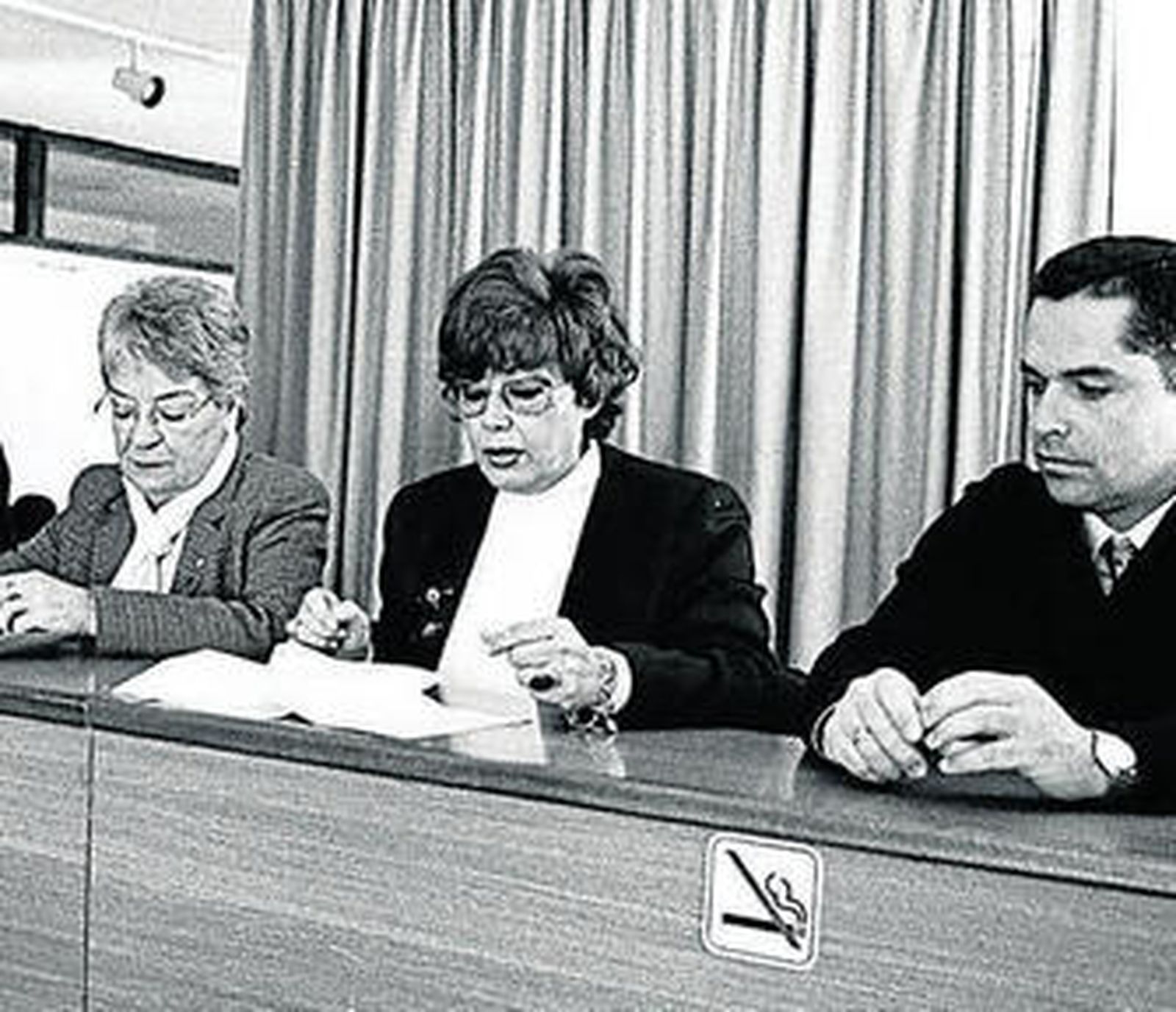 África Redondo, en el centro de la mesa durante una conferencia.