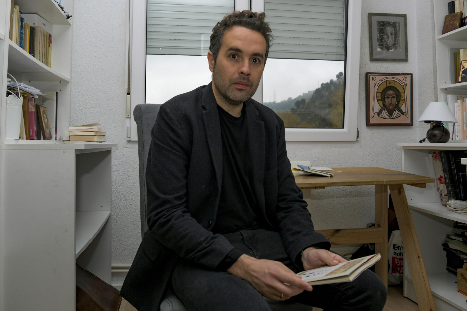 El poeta Jesús Montiel (Granada, 1984) posa en el interior de su casa