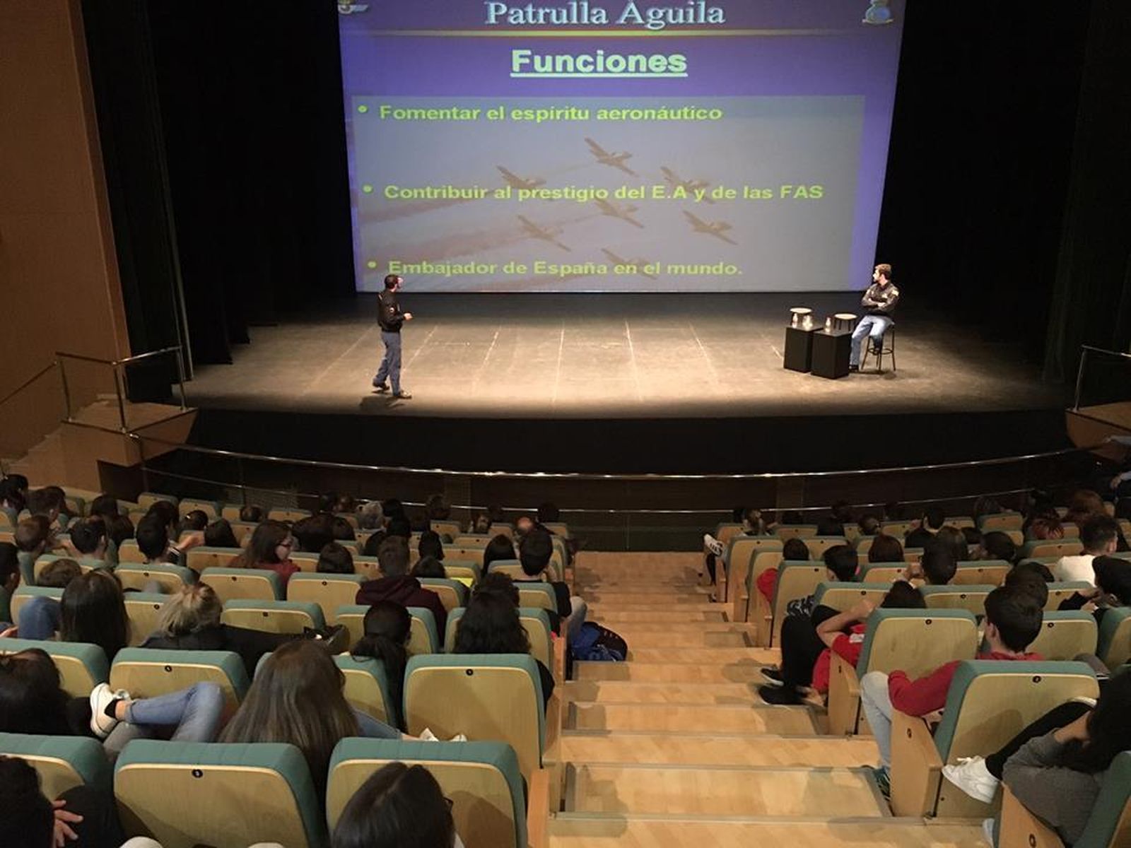 Representantes de la Patrulla Águila durante la ponencia en el teatro.