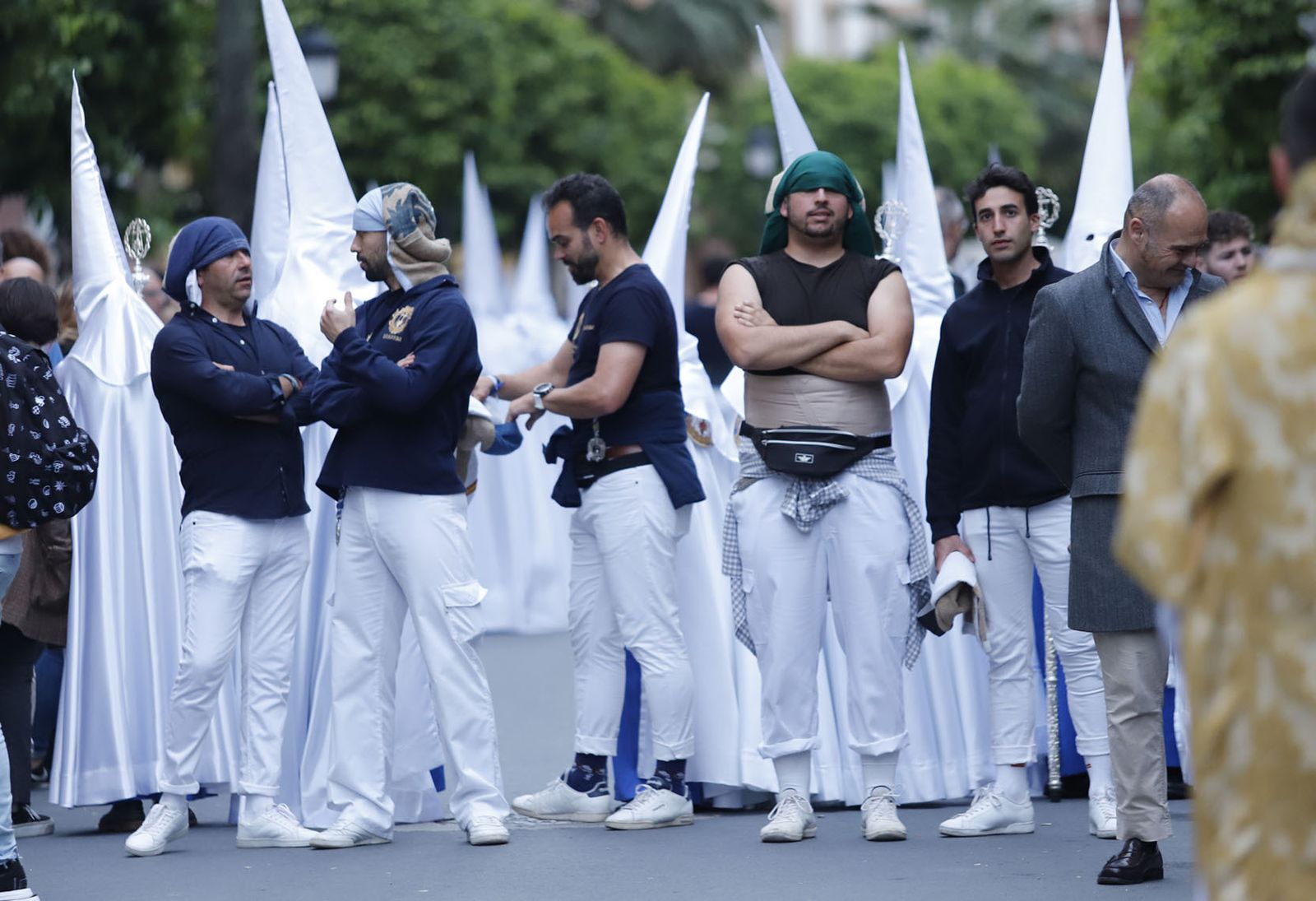 La Hermandad de la Sagrada Lanzada hace su estación de penitencia por las calles de Huelva