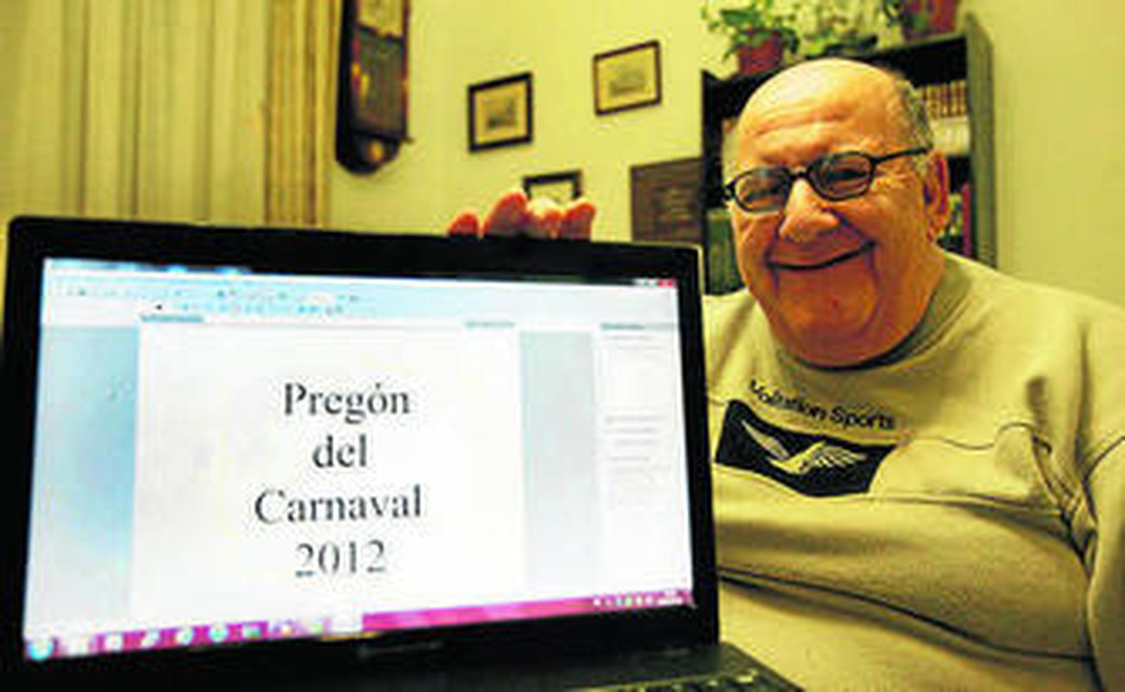 Francisco de la Torre muestra en su portátil el pregón.